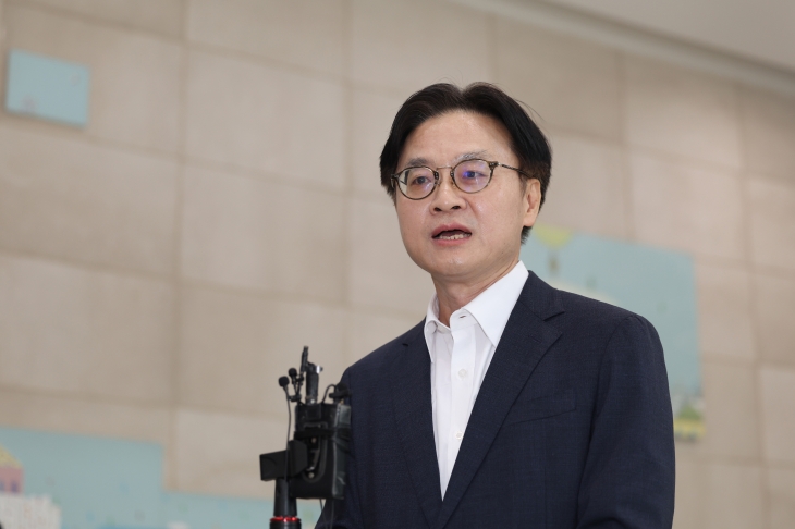 김정관 두산에너빌리티 사장이 산업통상자원부 장관 후보자로 지명된 다음날인 30일 서울 강남구 한국기술센터에 마련된 인사청문회 준비 사무실로 출근하며 기자들의 질문에 답하고 있다. 연합뉴스