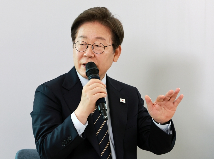 이재명 대통령이 30일 서울 용산 대통령실 파인그라스에서 열린 문화예술계 수상자 간담회에서 발언하고 있다. 2025.6.30 대통령실통신사진기자단