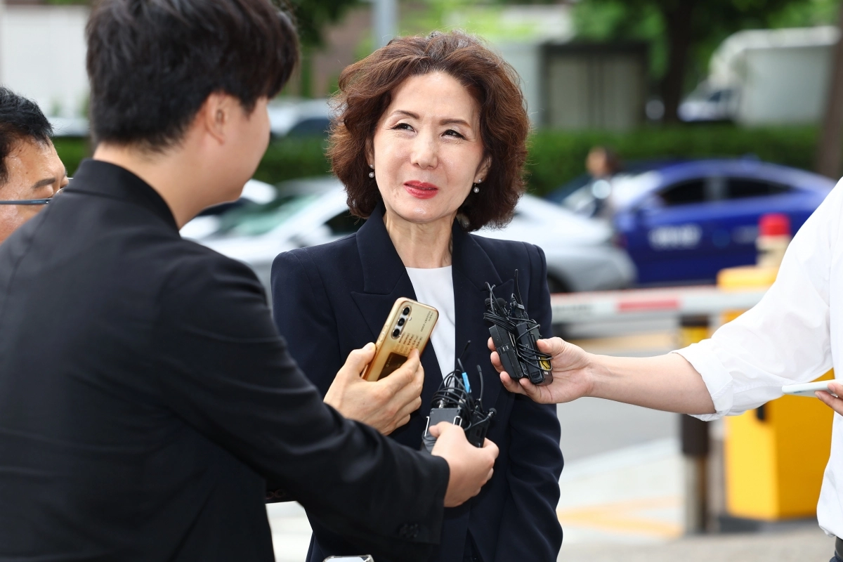 이진숙 부총리 겸 교육부 장관 후보자가 30일 오전 서울 여의도 한국교육시설안전원에 마련된 인사청문회 준비 사무실로 출근하며 취재진의 질문을 듣고 있다. 연합뉴스 이진숙 부총리 겸 교육부 장관 후보자가 30일 오전 서울 여의도 한국교육시설안전원에 마련된 인사청문회 준비 사무실로 출근하며 취재진의 질문을 듣고 있다. 연합뉴스
