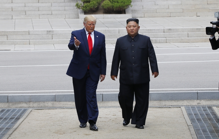 도널드 트럼프 미국 대통령과 북한 김정은 국무위원장이 2019년 6월 30일 오후 판문점 군사분계선 북측 지역에서 인사한 뒤 남측으로 향하고 있다. 2019.6.30. 연합뉴스