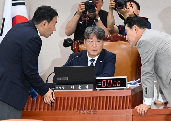 이춘석 국회 법제사법원회 위원장이 1일 서울 여의도 국회에서 열린 제426회국회(임시회) 제1차 전체회의에서 김용민 더불어민주당, 장동혁 국민의힘 간사와 대화하고 있다. 법사위는 이날 이사의 충실의무 대상 확대 등을 담은 상법 개정안을 법안심사소위에 회부했다. 안주영 전문기자