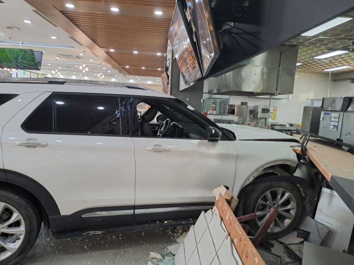 2일 강원 강릉 성산면 영동고속도로 강릉방향 대관령휴게소에서 차량이 식당가로 돌진하는 사고가 발생했다. 강원소방본부 제공