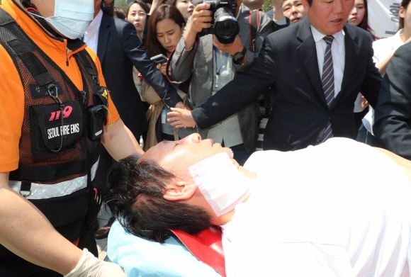 ‘드루킹’ 특검 등을 요구하며 국회 본관 앞에서 8일째 단식을 이어가던 김성태 자유한국당 원내대표가 호흡곤란 증세를 보이며 구급차로 옮겨지고 있다. 2018.5.10 서울신문DB