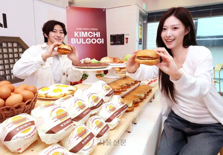 3일 서울 용산구 롯데리아 숙대입구점에서 모델들이 롯데리아의 새로운 메뉴인 ‘김치불고기버거’ 2종을 선보이고 있다. 이번에 출시된 김치불고기버거는 달큼한 불고기에 볶은 김치가 가미돼 이색적인 불고기버거 맛으로 고객들을 만난다. 2025.7.3 오장환 기자 3일 서울 용산구 롯데리아 숙대입구점에서 모델들이 롯데리아의 새로운 메뉴인 ‘김치불고기버거’ 2종을 선보이고 있다. 이번에 출시된 김치불고기버거는 달큼한 불고기에 볶은 김치가 가미돼 이색적인 불고기버거 맛으로 고객들을 만난다. 2025.7.3 오장환 기자