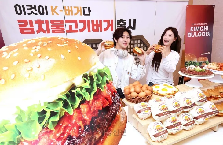 3일 서울 용산구 롯데리아 숙대입구점에서 모델들이 롯데리아의 새로운 메뉴인 ‘김치불고기버거’ 2종을 선보이고 있다. 이번에 출시된 김치불고기버거는 달큼한 불고기에 볶은 김치가 가미돼 이색적인 불고기버거 맛으로 고객들을 만난다. 2025.7.3 오장환 기자 3일 서울 용산구 롯데리아 숙대입구점에서 모델들이 롯데리아의 새로운 메뉴인 ‘김치불고기버거’ 2종을 선보이고 있다. 이번에 출시된 김치불고기버거는 달큼한 불고기에 볶은 김치가 가미돼 이색적인 불고기버거 맛으로 고객들을 만난다. 2025.7.3 오장환 기자