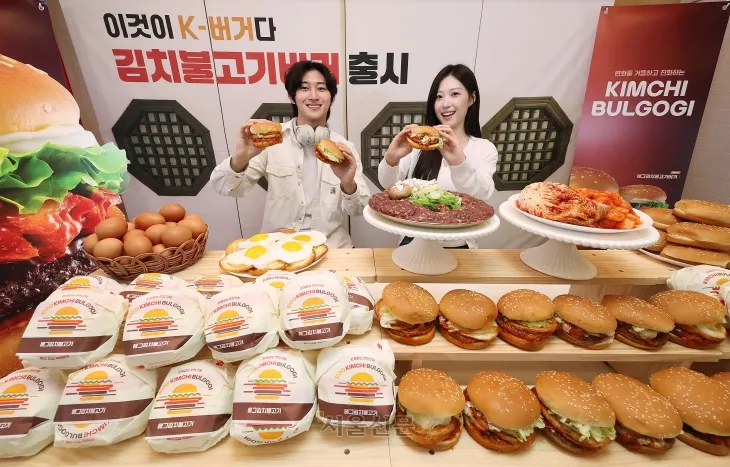 3일 서울 용산구 롯데리아 숙대입구점에서 모델들이 롯데리아의 새로운 메뉴인 ‘김치불고기버거’ 2종을 선보이고 있다. 이번에 출시된 김치불고기버거는 달큼한 불고기에 볶은 김치가 가미돼 이색적인 불고기버거 맛으로 고객들을 만난다. 2025.7.3 오장환 기자 3일 서울 용산구 롯데리아 숙대입구점에서 모델들이 롯데리아의 새로운 메뉴인 ‘김치불고기버거’ 2종을 선보이고 있다. 이번에 출시된 김치불고기버거는 달큼한 불고기에 볶은 김치가 가미돼 이색적인 불고기버거 맛으로 고객들을 만난다. 2025.7.3 오장환 기자