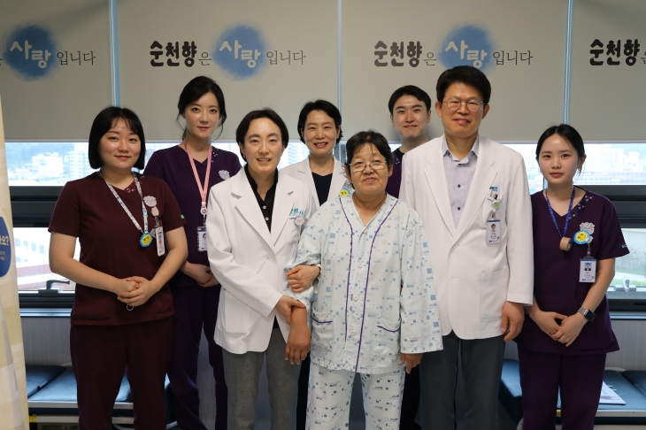 최 류드밀라씨와 김수아 교수(왼쪽 세 번째), 윤석만 교수(오른쪽 두 번째) 등 의료진이 기념 촬영을 하고 있다. 순천향대 천안병원 제공