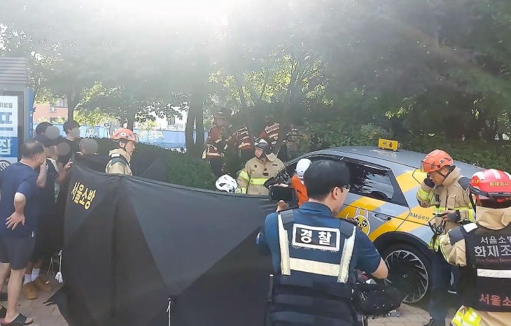 3일 오후 서울시 도봉구 방학동 방학 사거리 인근에서 택시가 인도를 덮치는 사고가 발생, 출동한 소방 대원들이 사고 현장을 수습하고 있다. 2025.7.3 도봉소방서 제공