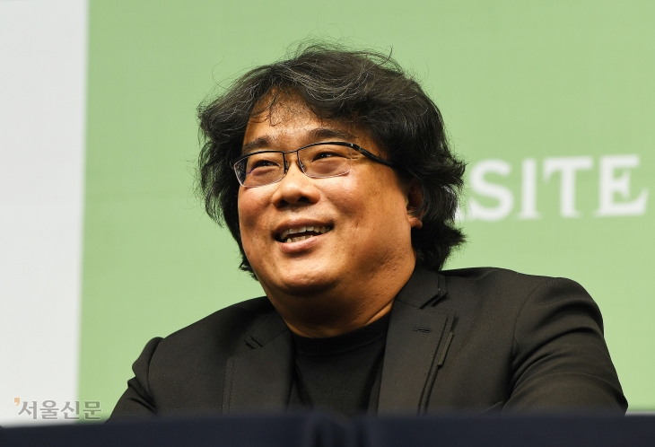 봉준호 감독이 19일 서울 웨스틴조선호텔에서 열린 영화 ‘기생충’ 기자회견에서 미소를 짓고 있다. 2020.2.19 오장환 기자
