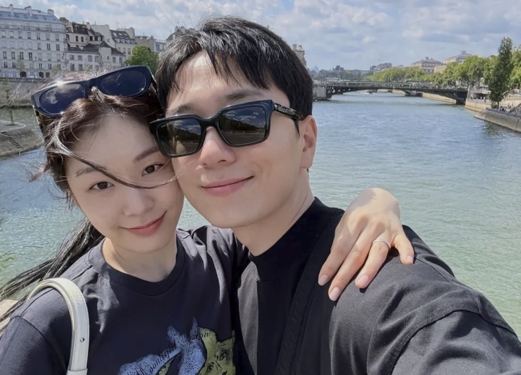 김연아 전 피겨스케이팅 선수가 남편인 가수 고우림과 촬영한 사진을 소셜미디어(SNS)에 게시하면서, 결혼 후 처음으로 ‘악플’ 관련 경고를 남겼다. 2025.7.2 김연아 인스타그램