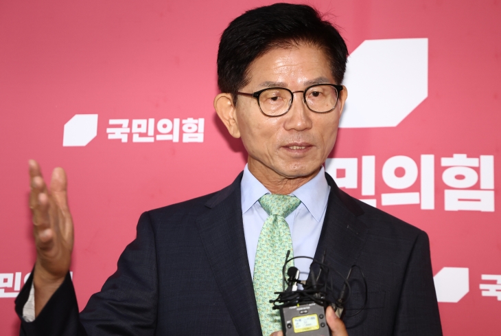 김문수 전 국민의힘 대선 후보가 4일 국회에서 송언석 비상대책위원장 겸 원내대표와 면담한 뒤 브리핑을 하고 있다. 뉴스1
