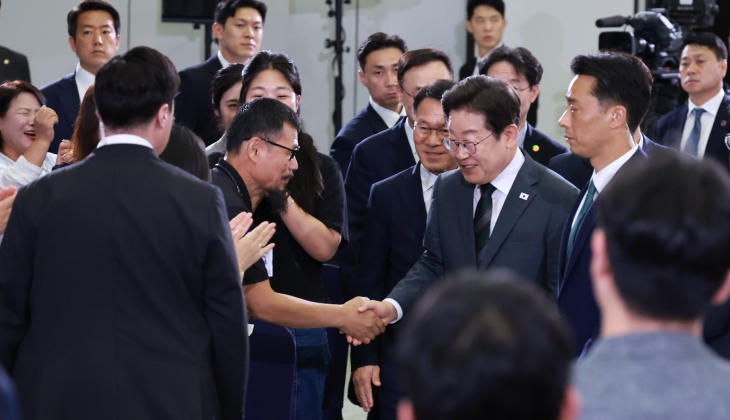 이재명 대통령, 대전·충청 타운홀 미팅 참석자와 인사