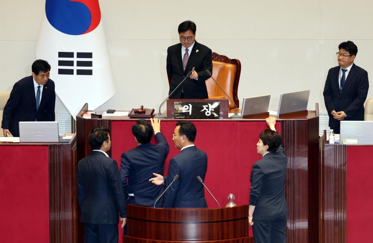 ‘본회의 지연에 항의하는 국민의힘’