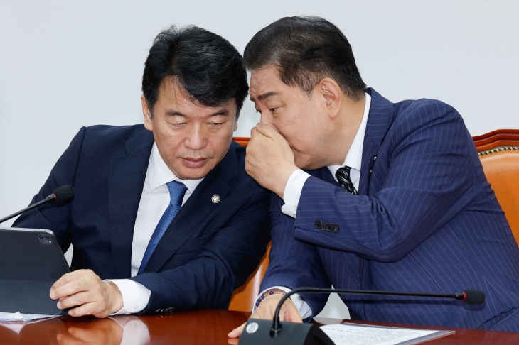 김병기(오른쪽) 민주당 대표 직무대행 겸 원내대표와 문진석 원내운영수석부대표가 지난 3일 국회에서 열린 정책조정회의에서 귓속말을 하고 있다. 뉴스1