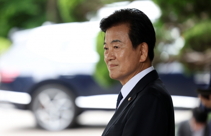 첫 출근길 취재진 만난 정동영 통일부장관 후보자
