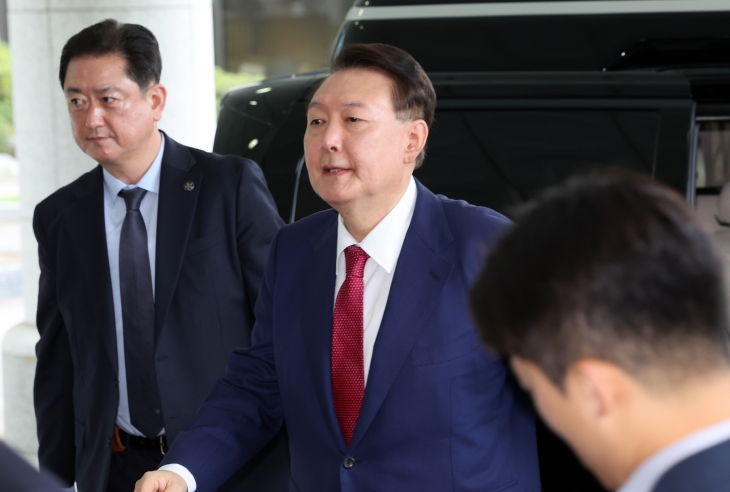 윤석열 전 대통령이 5일 오전 서울 서초구 서울고등검찰청에 마련된 내란 특검 사무실로 출석하고 있다. 2025.07.05 뉴시스