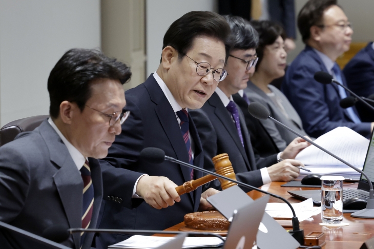 이재명 대통령이 5일 서울 용산 대통령실 청사에서 열린 국무회의에서 의사봉을 두드리며 개회 선언을 하고 있다. 2025.7.5 대통령실통신사진기자단