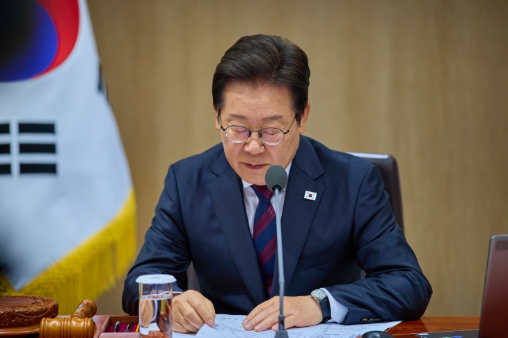 자료 보는 이재명 대통령