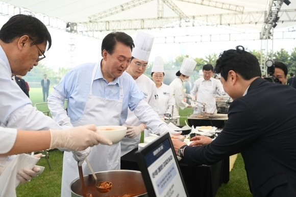 대통령의 저녁 초대, 앞치마 입은 윤석열 대통령