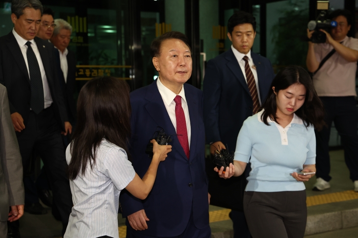 윤석열 전 대통령이 5일 내란 특검 2차 조사를 마치고 조은석 특별검사팀 사무실이 있는 서울 서초구 서울고검을 나서고 있다. 2025.7.5 연합뉴스