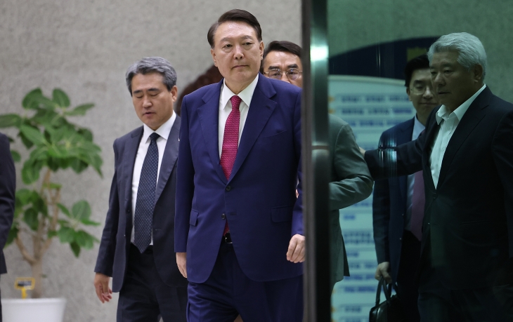 윤석열 전 대통령이 5일 내란 특검 2차 조사를 마치고 조은석 특별검사팀 사무실이 있는 서울 서초구 서울고검을 나서고 있다. 2025.7.6 연합뉴스