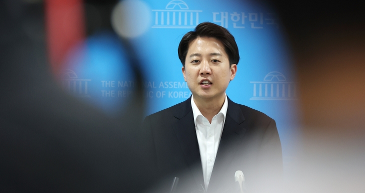 취재진 질문에 답변하는 이준석 후보