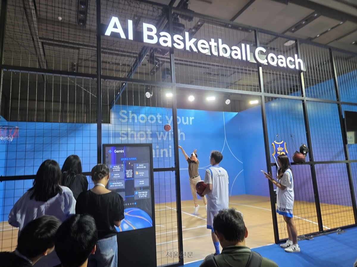 8일 서울 강남구 코엑스 컨벤션센터에서 열린 ‘구글클라우드 데이 서울’의 인공지능(AI) 농구 코치 부스에서 한 참가자가 농구공을 골대로 던지고 있다.