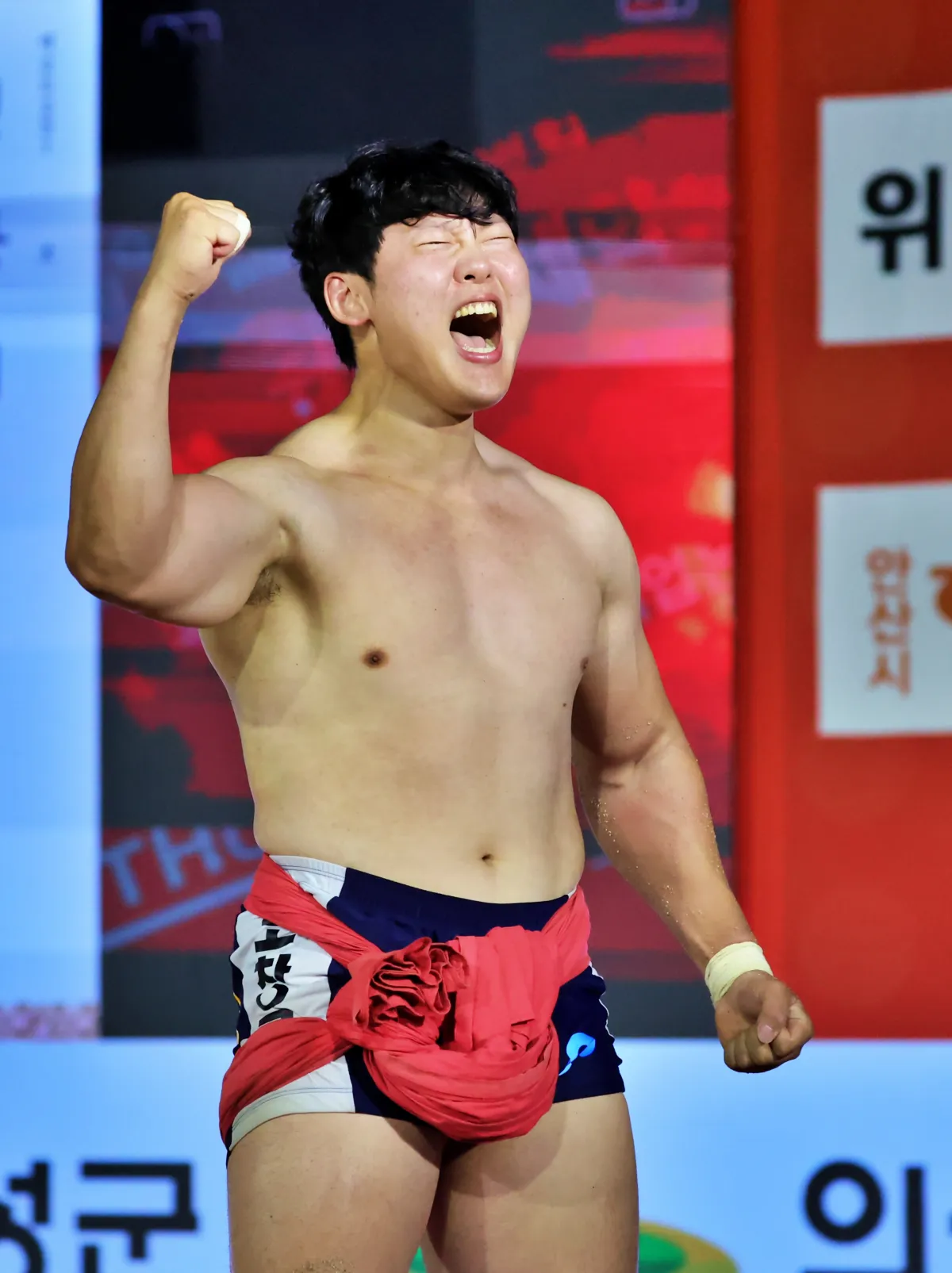 오창록이 8일 보은국민체육센터에서 열린 2025 민속씨름리그 3차 보은대회 한라장사 결정전에서 우승을 확정한 직후 주먹을 불끈 쥐며 포효하고 있다. 대한씨름협회 제공 오창록이 8일 보은국민체육센터에서 열린 2025 민속씨름리그 3차 보은대회 한라장사 결정전에서 우승을 확정한 직후 주먹을 불끈 쥐며 포효하고 있다. 대한씨름협회 제공