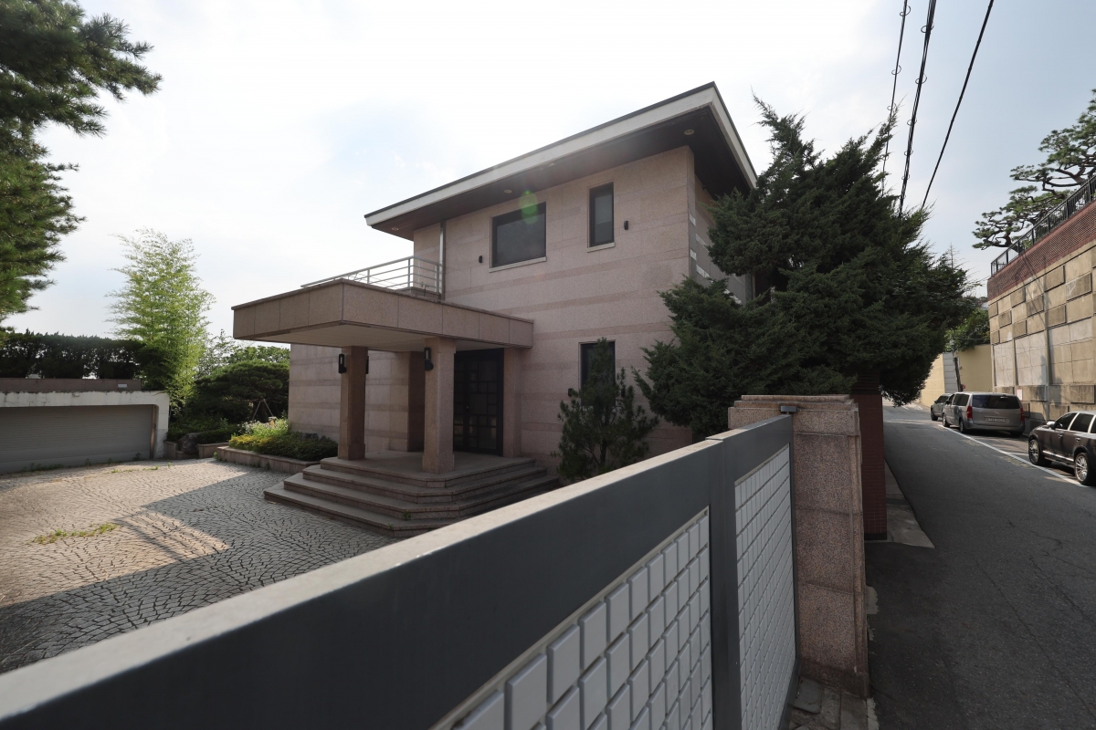 고 이건희 삼성전자 선대회장이 남긴 서울 용산구 이태원동 단독주택의 모습. 2020년 이 선대회장이 별세한 이후 부인 홍라희 여사와 이재용 삼성전자 회장 등 세 자녀에게 상속됐다가 지난달 228억원에 매각됐다. 연합뉴스