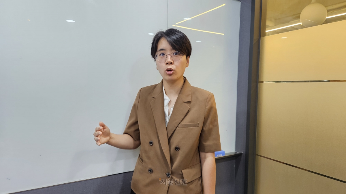 한국여성변호사회 인권이사인 이경하 변호사가 8일 서울 서초구 변호사교육문화관에서 ‘진주 편의점 폭행 사건’에 대해 설명하고 있다.