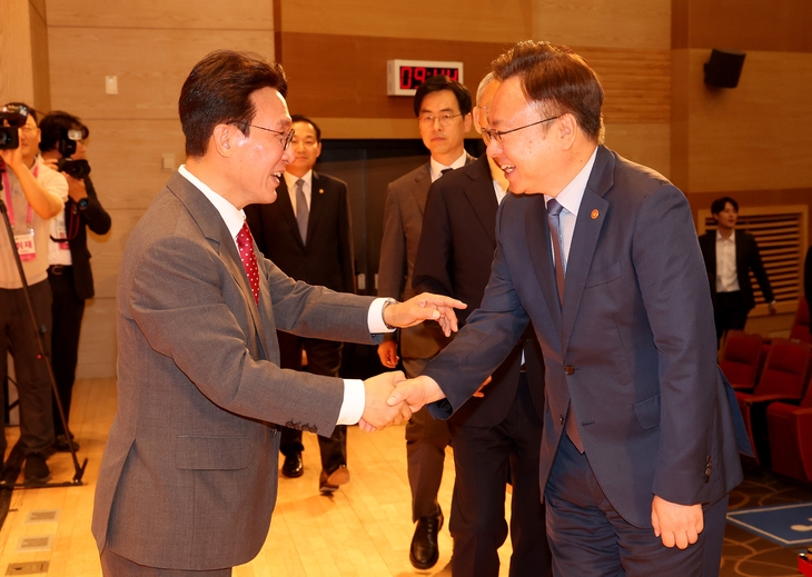 김민석 국무총리가 지난 7일 정부세종청사 대강당에서 조규홍 보건복지부 장관 등과 취임 인사를 나누고 있다. 김 총리는 이날 의료계 대표들과 비공개 만찬 회동을 갖고 의정갈등 해결 방안을 논의했다. 세종 연합뉴스