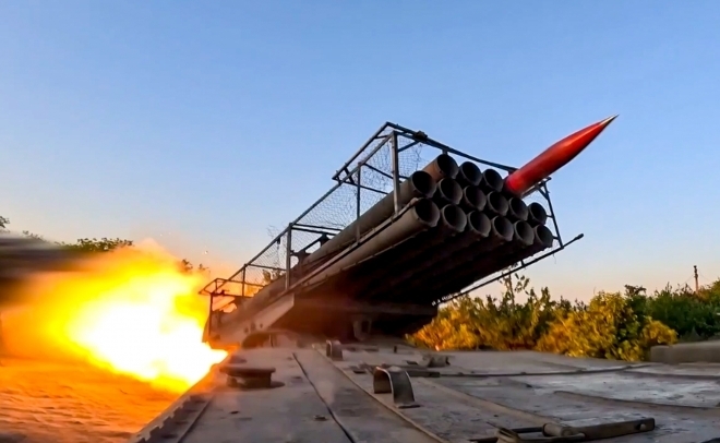 6일(현지시간) 러시아군이 다연장로켓시스템(MLRS) 우라간으로 우크라이나군 진지를 공격하고 있다. 2025.7.6 러시아 국방부