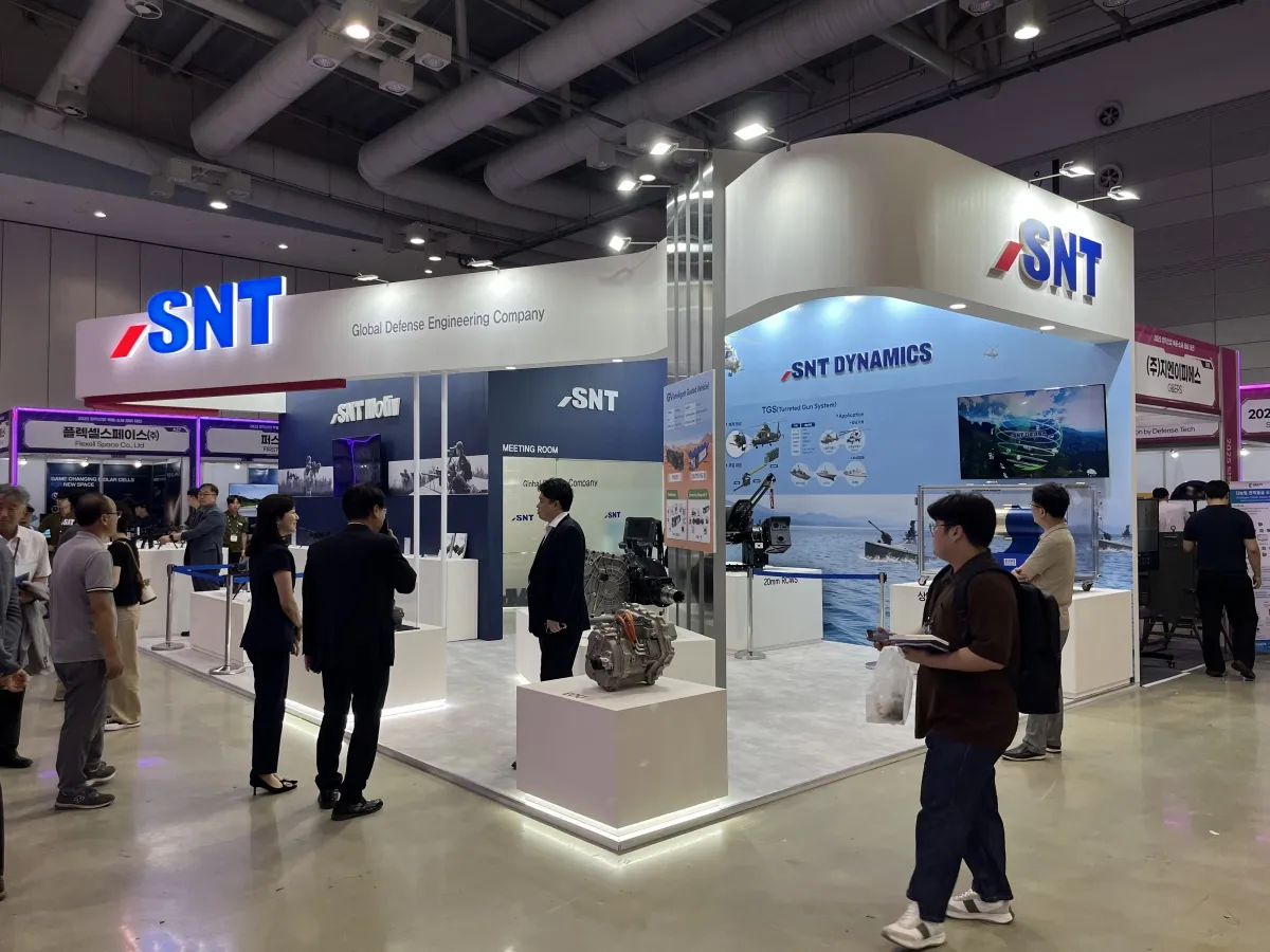 SNT다이내믹스와 SNT모티브가 ‘2025 방위산업 부품·소재 장비대전’에 참가해 방위산업 핵심부품과 차세대 방산기술을 선보이고 있다. 2025.7.9. SNT다이내믹스 제공 SNT다이내믹스와 SNT모티브가 ‘2025 방위산업 부품·소재 장비대전’에 참가해 방위산업 핵심부품과 차세대 방산기술을 선보이고 있다. 2025.7.9. SNT다이내믹스 제공