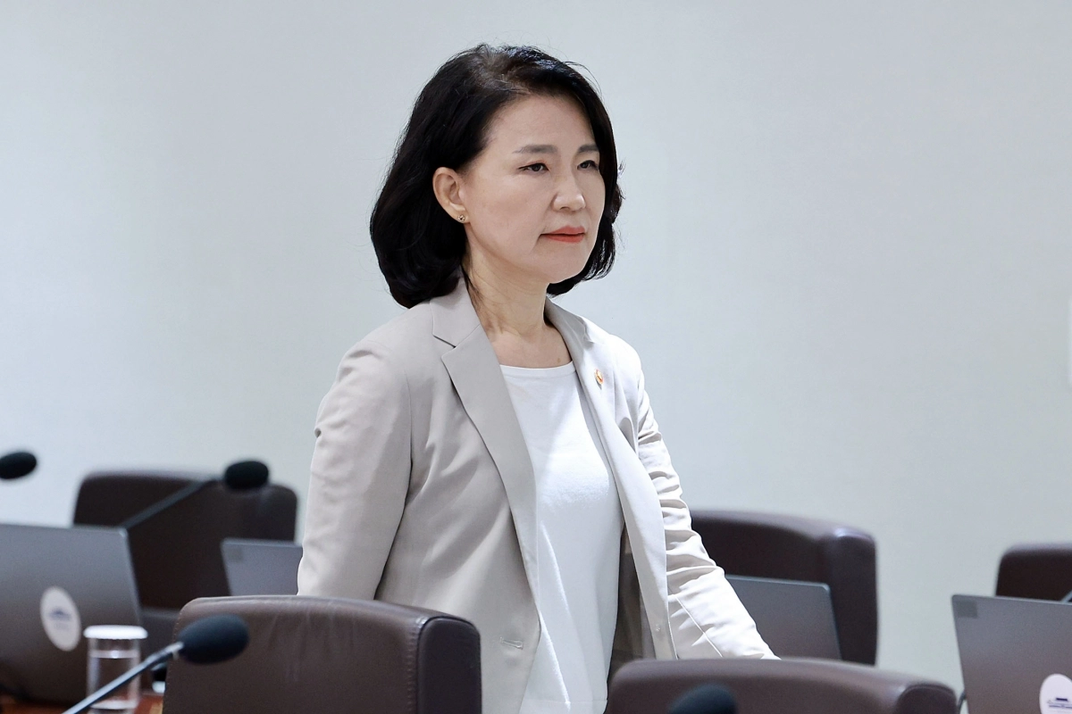 이진숙 방송통신위원장이 지난 8일 용산 대통령실에서 열린 국무회의에 참석하고 있다. 이재명 대통령은 9일 이 위원장을 국무회의 배석에서 제외했다. 연합뉴스 이진숙 방송통신위원장이 지난 8일 용산 대통령실에서 열린 국무회의에 참석하고 있다. 이재명 대통령은 9일 이 위원장을 국무회의 배석에서 제외했다. 연합뉴스