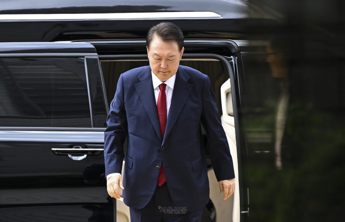 12·3 비상계엄과 관련해 특검의 수사를 받는 윤석열 전 대통령이 9일 서울 서초구 서울중앙지법에서 열린 영장실질심사에 출석하기 위해 법정으로 향하고 있다. 2025.7.9 이지훈 기자
