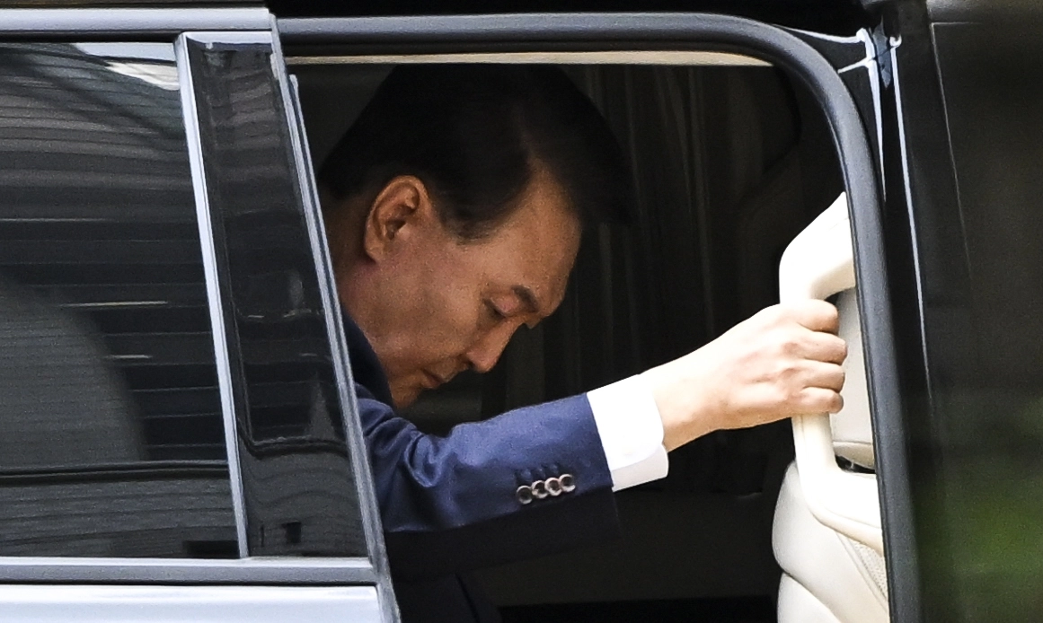 12·3 비상계엄과 관련해 특검의 수사를 받는 윤석열 전 대통령이 9일 서울 서초구 서울중앙지법에서 열린 영장실질심사에 출석하기 위해 법정으로 향하고 있다. 2025.7.9 이지훈 기자 12·3 비상계엄과 관련해 특검의 수사를 받는 윤석열 전 대통령이 9일 서울 서초구 서울중앙지법에서 열린 영장실질심사에 출석하기 위해 법정으로 향하고 있다. 2025.7.9 이지훈 기자