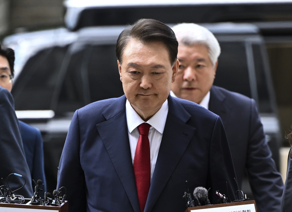 12·3 비상계엄과 관련해 특검의 수사를 받는 윤석열 전 대통령이 9일 서울 서초구 서울중앙지법에서 열린 영장실질심사에 출석하기 위해 법정으로 향하고 있다. 2025.7.9 이지훈 기자
