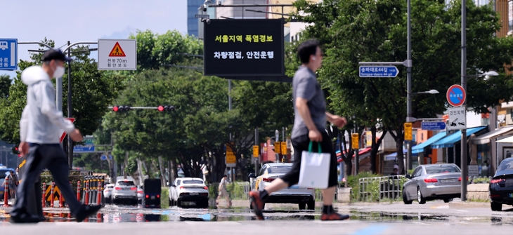 9일 서울 시내 도로 전광판에 ‘서울지역 폭염경보’ 문구가 표출되고 있다. 뉴스1