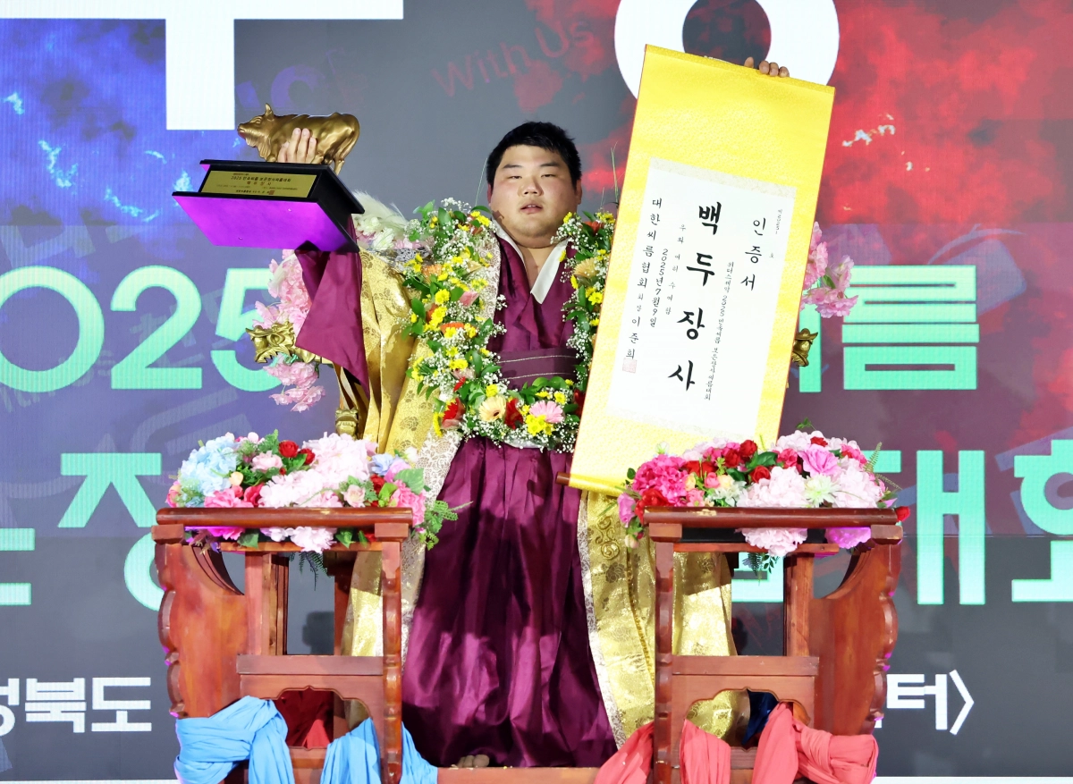 김동현이 9일 충북 보은국민체육센터에서 열린 2025 민속씨름리그 3차 보은장사씨름대회 백두장사 결정전에서 승리한 뒤 꽃가마에 올라 타 포즈를 취하고 있다. 대한씨름협회 제공
