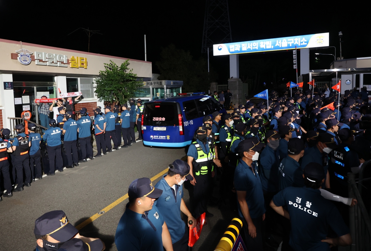 구속 전 피의자 심문(영장실질심사)을 마친 윤석열 전 대통령이 탑승한 차량이 9일 경기도 의왕시 서울구치소로 들어가고 있다. 2025.7.9. 연합뉴스