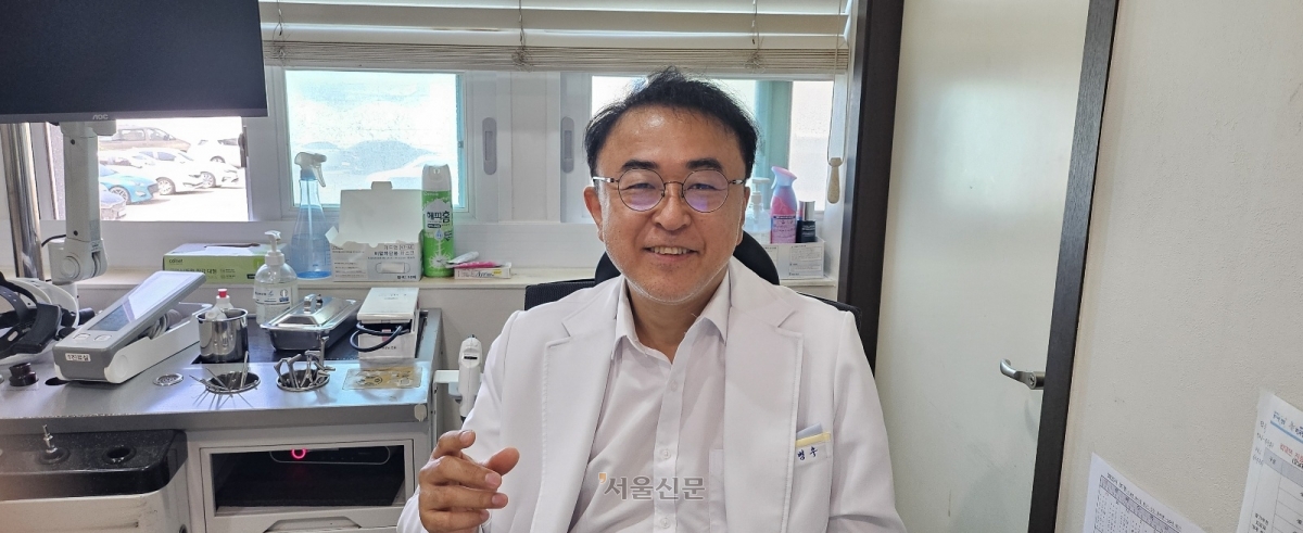 제주형 건강주치의 사업 추진위원회 공동위원장인 고병수 탑동365일의원 원장이 9일 주치의 제도에 대해 설명하고 있다.