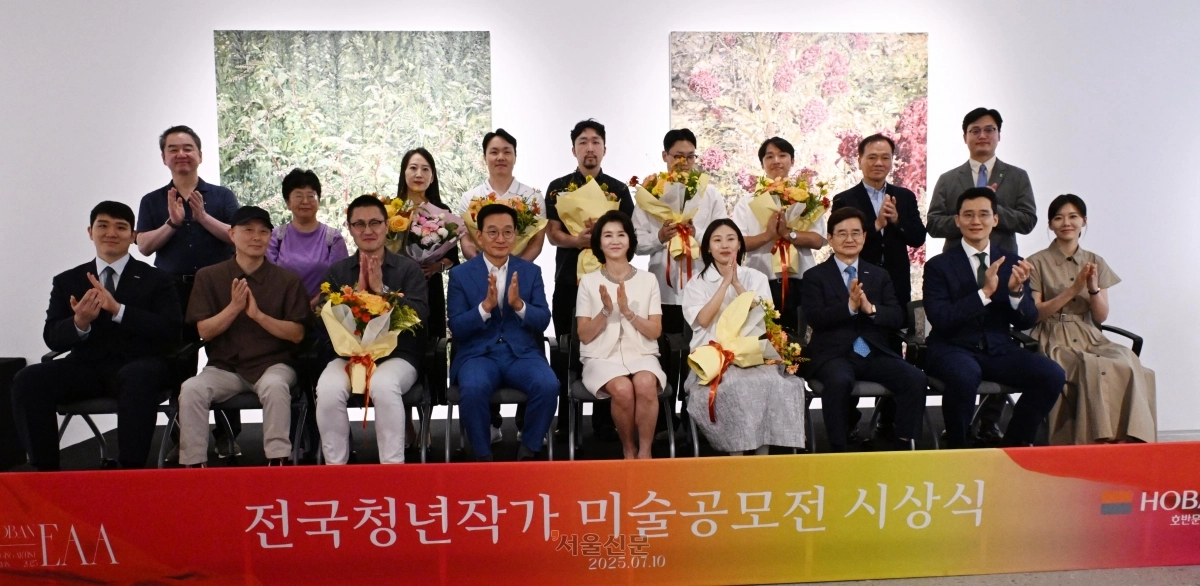 김상열 서울신문 회장과 우현희 호반문화재단 이사장이 10일 경기 과천 호반아트리움에서 열린 2025 전국청년작가 미술공모전(H-EAA) 시상식에서 수상 작가 등과 함께 기념 촬영을 하고 있다. 앞줄 왼쪽부터 김민성 호반그룹 기획관리실장, 권여현 홍익대 교수, 우수상을 받은 나광호 작가, 김 회장, 우 이사장, 대상을 받은 신민정 작가, 김선규 호반그룹 회장, 김대헌 호반그룹 기획총괄사장, 김민형 호반그룹 커뮤니케이션실 상무. 뒷줄 왼쪽부터 유진상 계원예술대 교수, 이선영 평론가, 고은주·박상빈·남정근·윤일권·김기태 작가, 장성환 호반문화재단 감사, 김동진 호반문화재단 이사. 안주영 전문기자 김상열 서울신문 회장과 우현희 호반문화재단 이사장이 10일 경기 과천 호반아트리움에서 열린 2025 전국청년작가 미술공모전(H-EAA) 시상식에서 수상 작가 등과 함께 기념 촬영을 하고 있다. 앞줄 왼쪽부터 김민성 호반그룹 기획관리실장, 권여현 홍익대 교수, 우수상을 받은 나광호 작가, 김 회장, 우 이사장, 대상을 받은 신민정 작가, 김선규 호반그룹 회장, 김대헌 호반그룹 기획총괄사장, 김민형 호반그룹 커뮤니케이션실 상무. 뒷줄 왼쪽부터 유진상 계원예술대 교수, 이선영 평론가, 고은주·박상빈·남정근·윤일권·김기태 작가, 장성환 호반문화재단 감사, 김동진 호반문화재단 이사. 안주영 전문기자