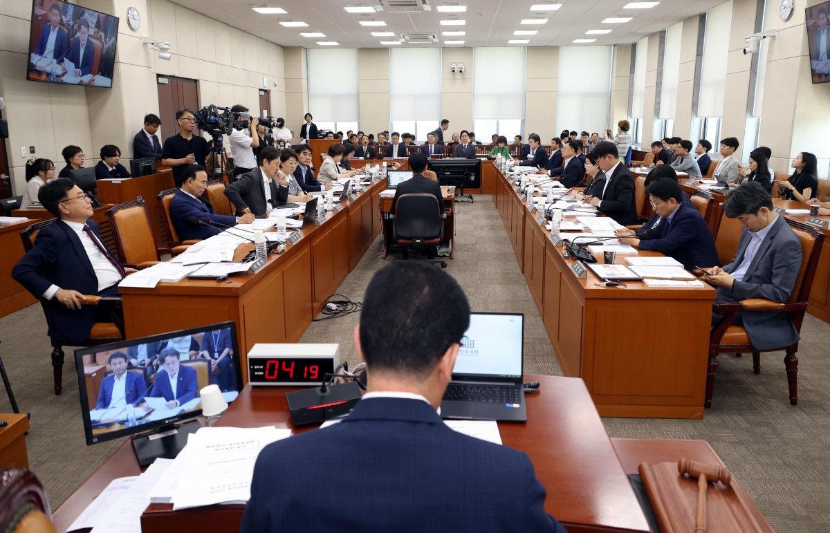 신정훈 국회 행안위원장이 10일 오전 서울 여의도 국회에서 열린 행정안전위원회 전체회의에서 회의를 주재하고 있다.2025.07.10 뉴시스