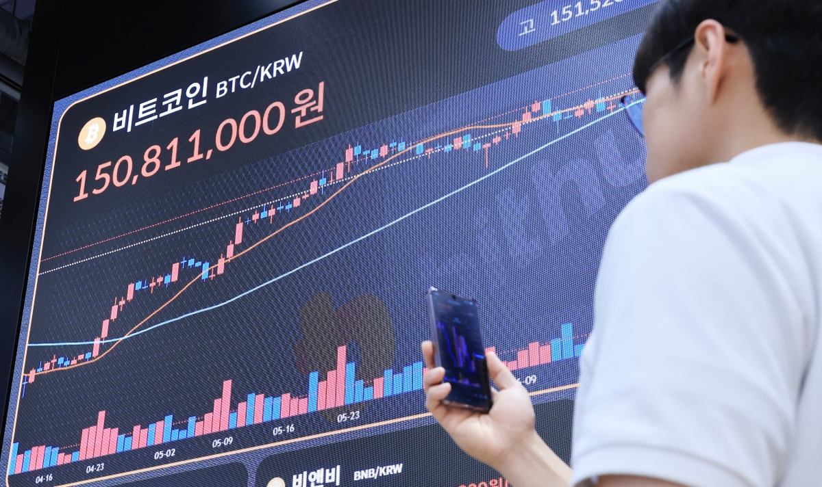 가상화폐 대장주 비트코인이 미 가상화폐 거래소 코인베이스에서 사상 최고를 기록한 10일 서울 강남구 빗썸에 코인 시세가 표시되고 있다. 2025.7.10 연합뉴스