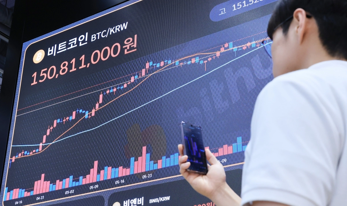 가상화폐 대장주 비트코인이 미 가상화폐 거래소 코인베이스에서 사상 최고를 기록한 10일 서울 강남구 빗썸에 코인 시세가 표시되고 있다. 2025.7.10 연합뉴스 가상화폐 대장주 비트코인이 미 가상화폐 거래소 코인베이스에서 사상 최고를 기록한 10일 서울 강남구 빗썸에 코인 시세가 표시되고 있다. 2025.7.10 연합뉴스