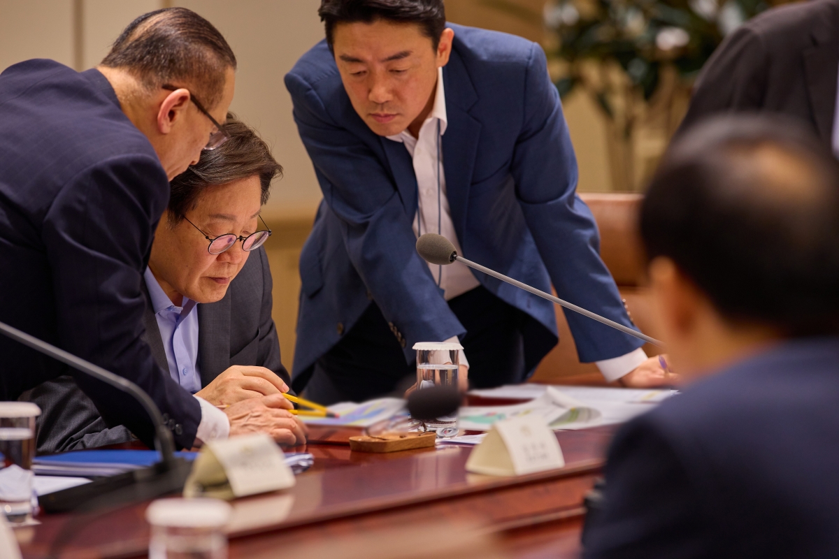 이재명 대통령이 10일 서울 용산 대통령실에서 열린 국가안전보장회의(NSC) 전체회의에서 강훈식 비서실장, 위성락 국가안보실장과 자료를 살펴보고 있다. 뉴시스