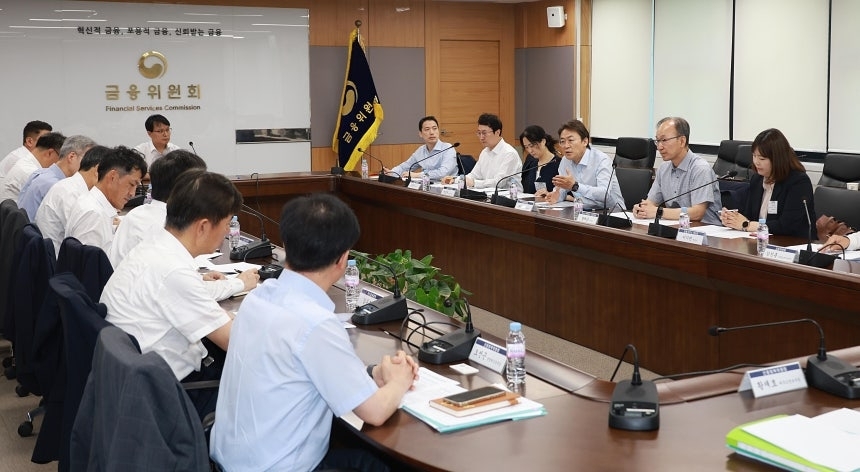 11일 서울 종로구 정부서울청사에서 열린 ‘장기 연체채권 채무조정 프로그램’(배드뱅크) 점검을 위한 전문가 간담회에서 권대영 금융위원회 사무처장(오른쪽줄 왼쪽 네번째)이 발언하고 있다. 금융위원회 제공
