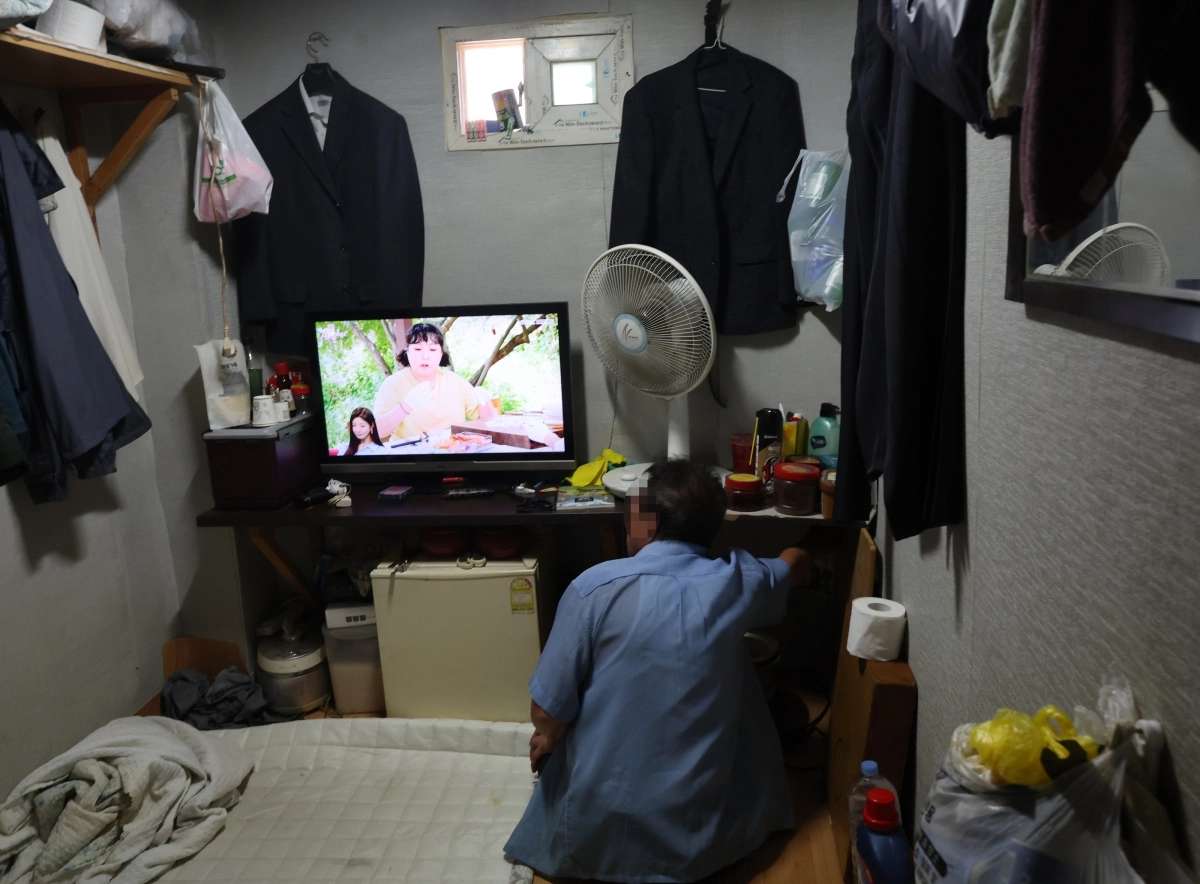 기록적인 폭염이 계속된 지난 9일 서울 영등포 쪽방촌에서 주민이 선풍기로 더위를 식히고 있다. 연합뉴스 기록적인 폭염이 계속된 지난 9일 서울 영등포 쪽방촌에서 주민이 선풍기로 더위를 식히고 있다. 연합뉴스