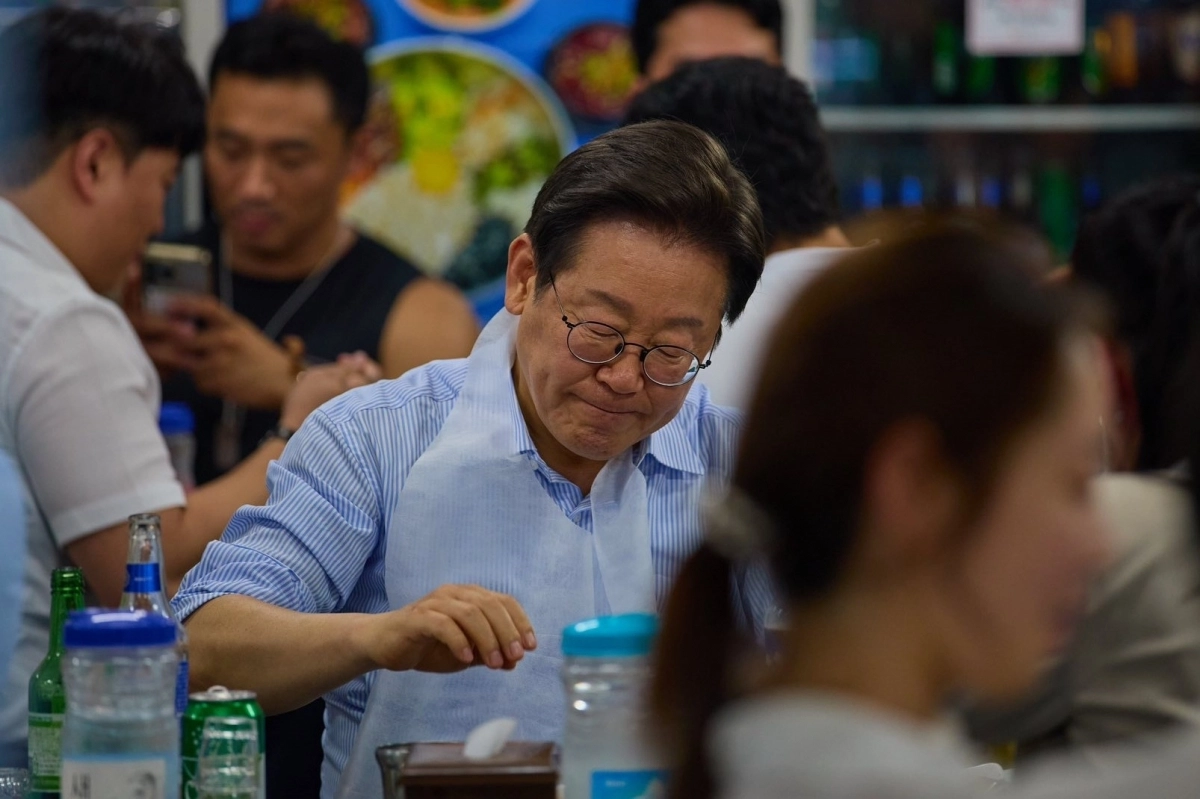 이재명 대통령이 11일 서울 광화문 인근 한식당에서 대통령실 직원들 및 시민들과 저녁 식사를 하고 있다. 이 대통령 페이스북 이재명 대통령이 11일 서울 광화문 인근 한식당에서 대통령실 직원들 및 시민들과 저녁 식사를 하고 있다. 이 대통령 페이스북