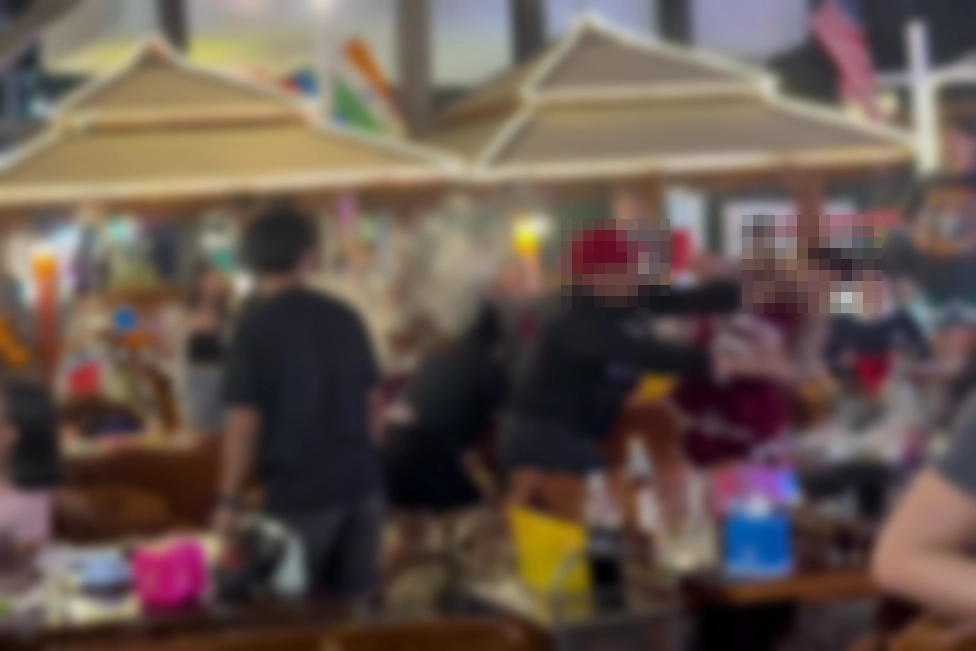 12일(현지시간) 파타야메일 등 현지 매체에 따르면 전날 오전 3시 30분쯤 파타야 나클루아의 한 야외 식당에서 한국인 관광객들 사이에서 격렬한 몸싸움이 벌어졌다. 틱톡 캡처 12일(현지시간) 파타야메일 등 현지 매체에 따르면 전날 오전 3시 30분쯤 파타야 나클루아의 한 야외 식당에서 한국인 관광객들 사이에서 격렬한 몸싸움이 벌어졌다. 틱톡 캡처